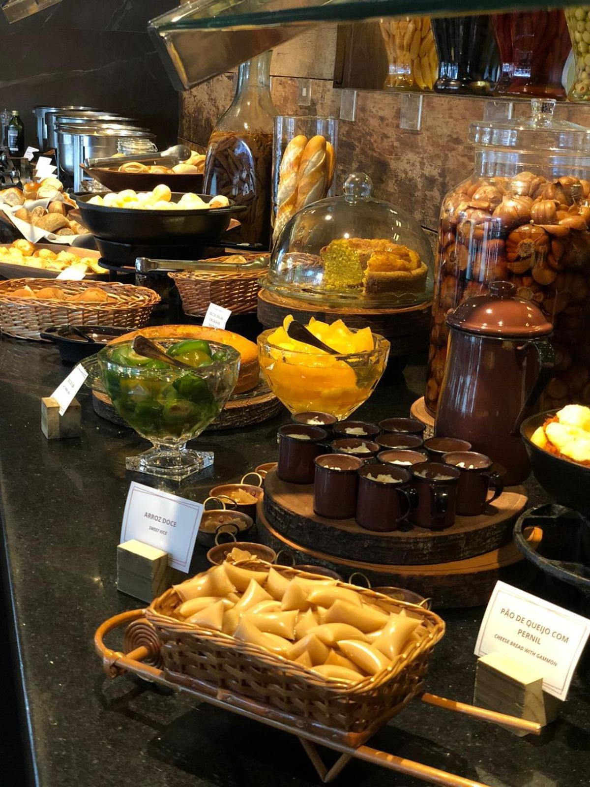 Royal Boutique Savassi Hotel Μπέλο Οριζόντε Εξωτερικό φωτογραφία A selection of desserts at a buffet