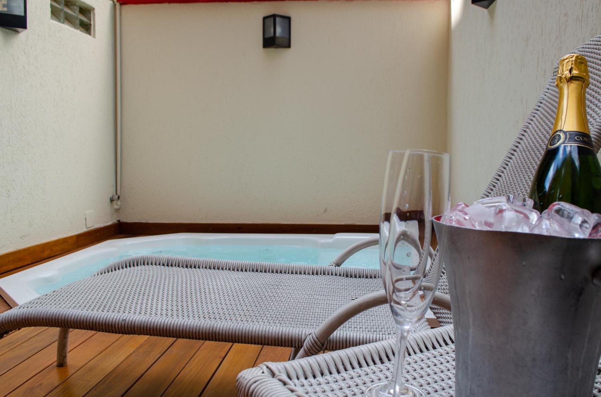 Royal Boutique Savassi Hotel Μπέλο Οριζόντε Εξωτερικό φωτογραφία A private hot tub at a hotel