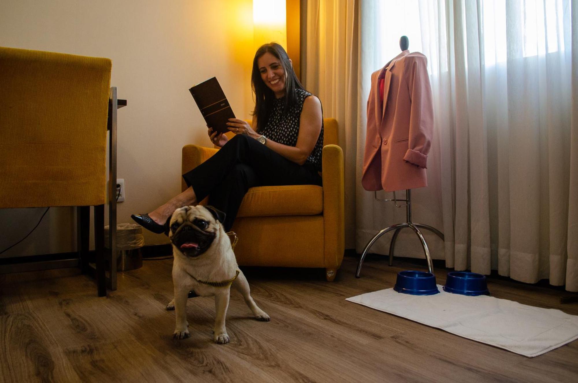 Royal Boutique Savassi Hotel Μπέλο Οριζόντε Εξωτερικό φωτογραφία A woman with her dog